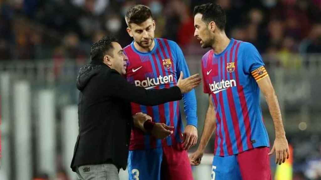 Xavi da instrucciones a Gerard Piqué (c) y a Sergio Busquets (d) / EFE