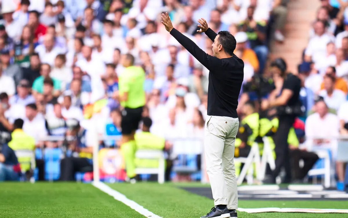 Xavi Hernández da instrucciones en el Bernabéu