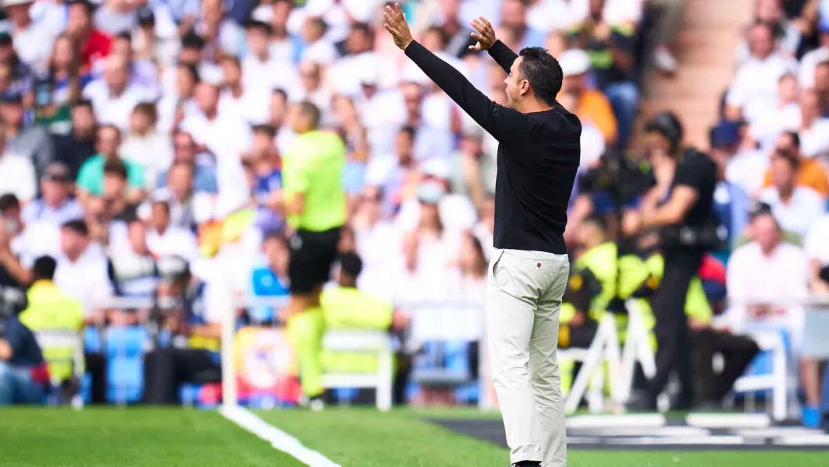 Xavi Hernández da instrucciones en el Bernabéu