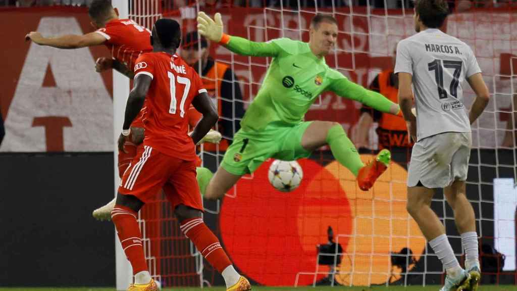 Lucas Hernández, de cabeza, bate a Ter Stegen / EFE