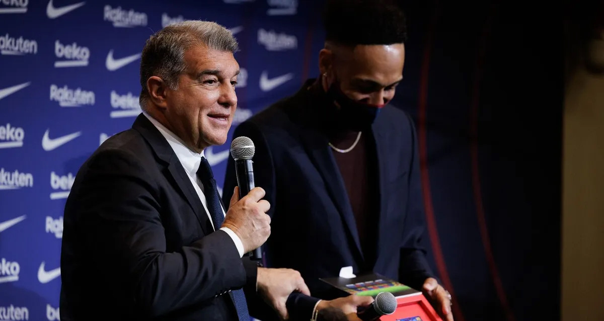 Joan Laporta, junto a Aubameyang, en la presentación del delantero con el Barça / FCB