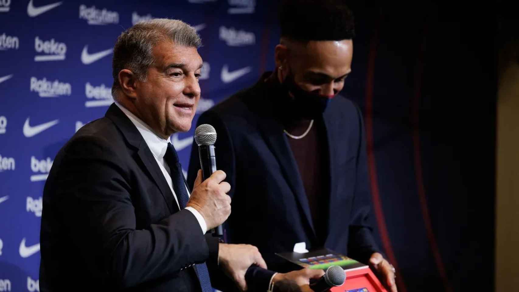 Joan Laporta, junto a Aubameyang, en la presentación del delantero con el Barça / FCB