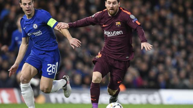 Azpilicueta persigue a Messi en el último encuentro de ida de octavos de final que el Barça disputó fuera de casa / EFE