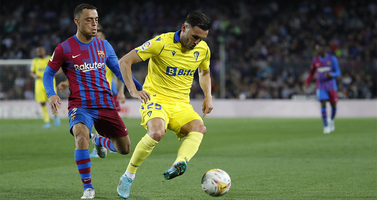 Sergiño Dest, marcando una jugada de Lucas Pérez, en el Barça-Cádiz / EFE