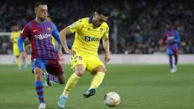 Sergiño Dest, marcando una jugada de Lucas Pérez, en el Barça-Cádiz / EFE