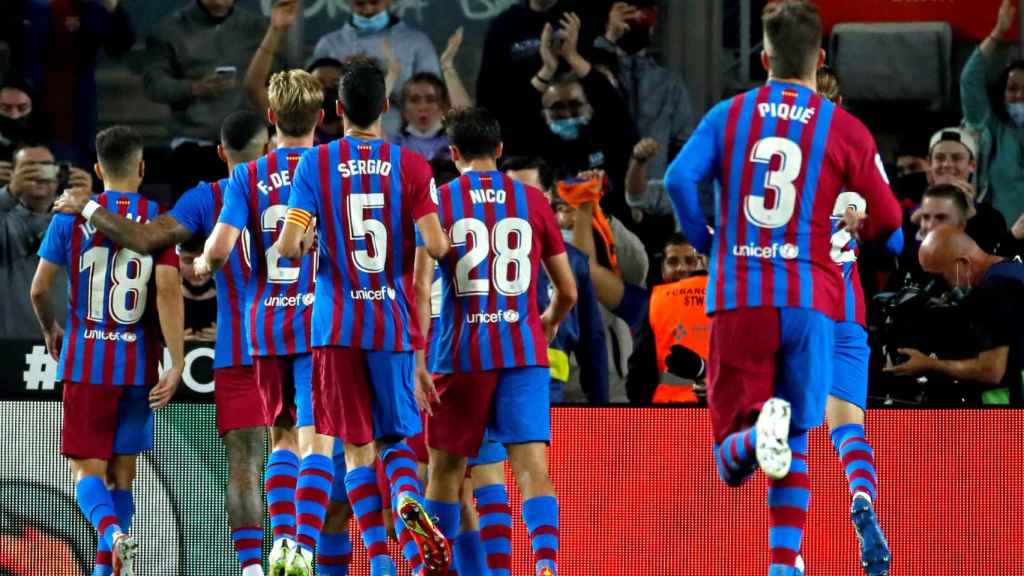 Los jugadores del Barça corren a celebrar un gol al Valencia / EFE