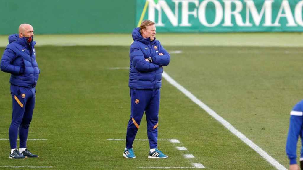 Ronald Koeman en el banquillo del Barça ante el Elche / FC BARCELONA