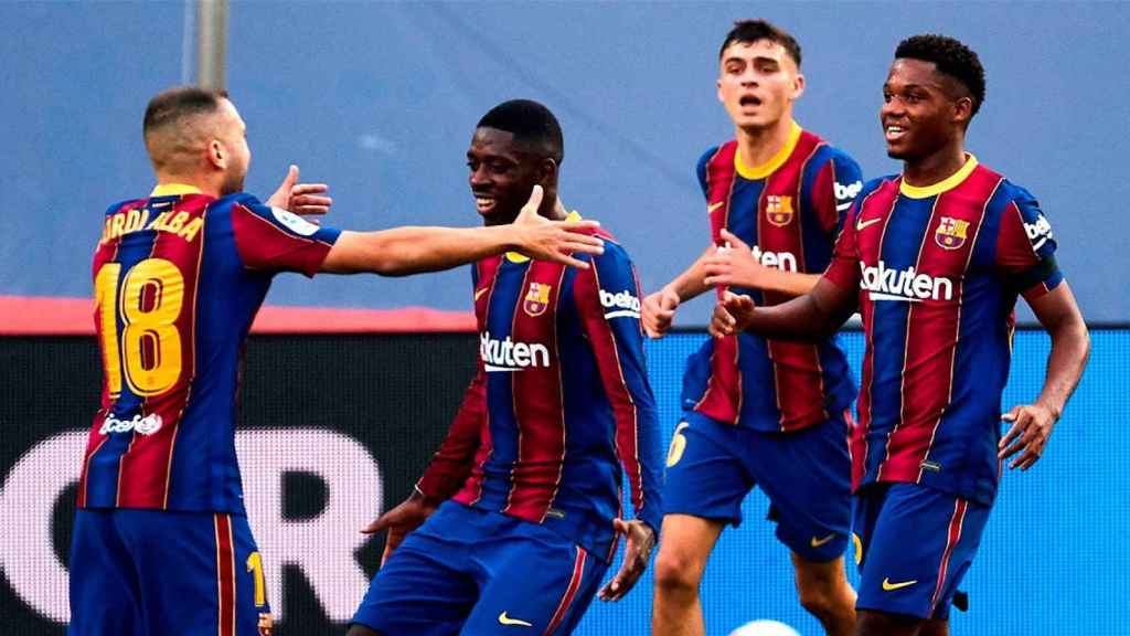 Dembelé celebra su gol contra el Betis junto a Jordi Alba, Pedri y Ansu Fati / EFE