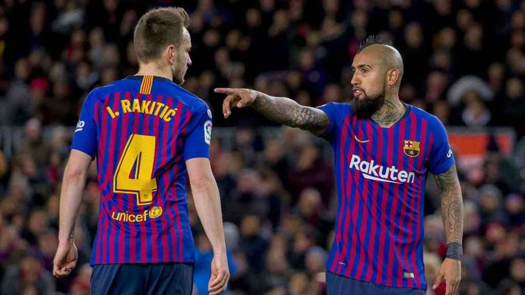 Arturo Vidal, dando instrucciones a Rakitic | EFE