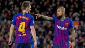 Arturo Vidal, dando instrucciones a Rakitic | EFE