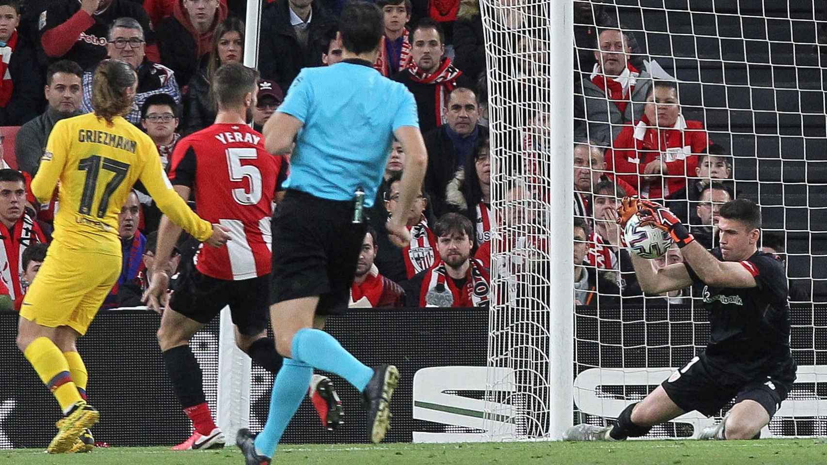 Unai Simón en el partido contra el Barça / EFE