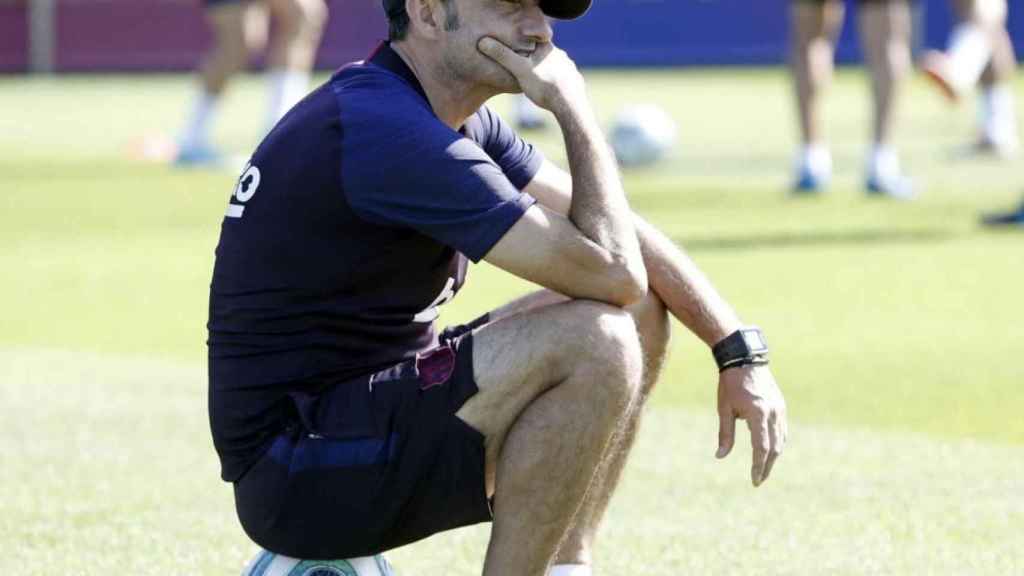 Una foto de Ernesto Valverde durante un entrenamiento del Barça / FCB