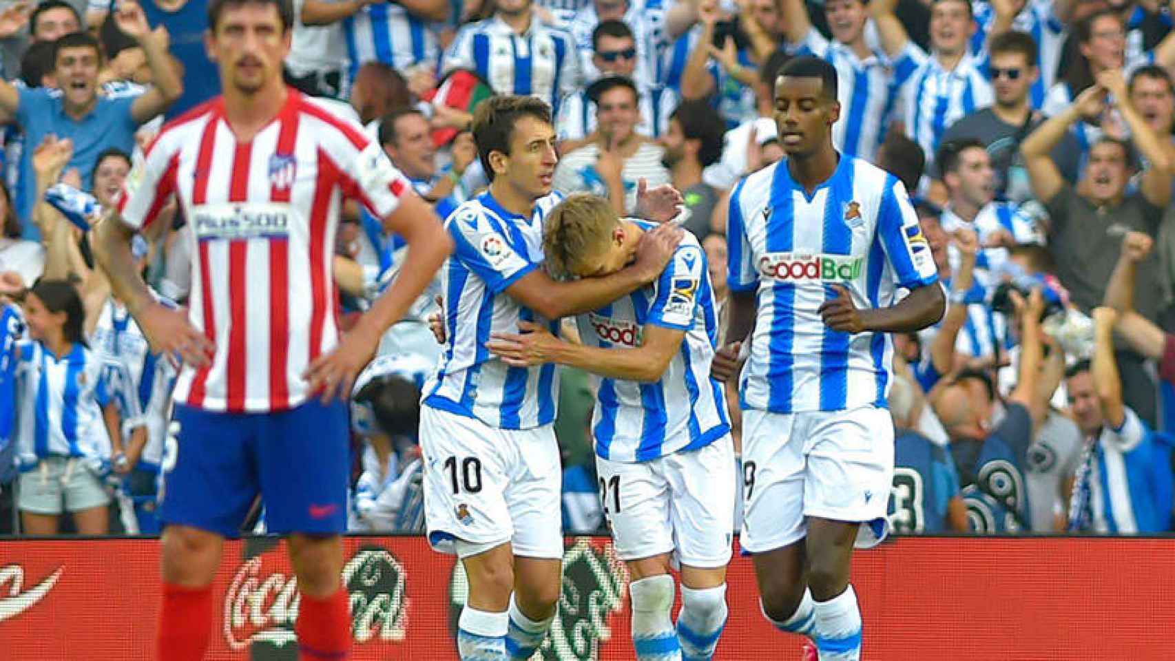 Martin Odegaard y Mikel Oyarzabal celebran un gol con la Real Sociedad / EFE