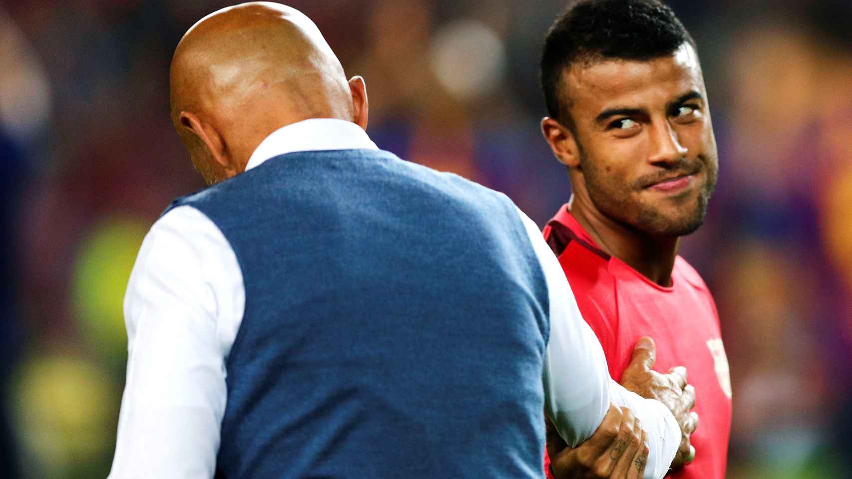 Rafinha lanza una mirada cómplice a Spalleti, entrenador del Inter / EFE