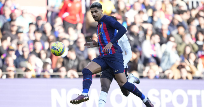 Ronald Araujo, durante el partido contra el Valencia en el Camp Nou / EFE