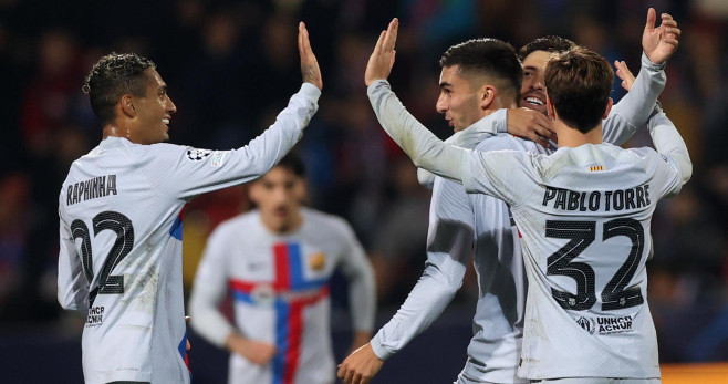 Los jugadores del Barça celebran un gol de Ferran Torres