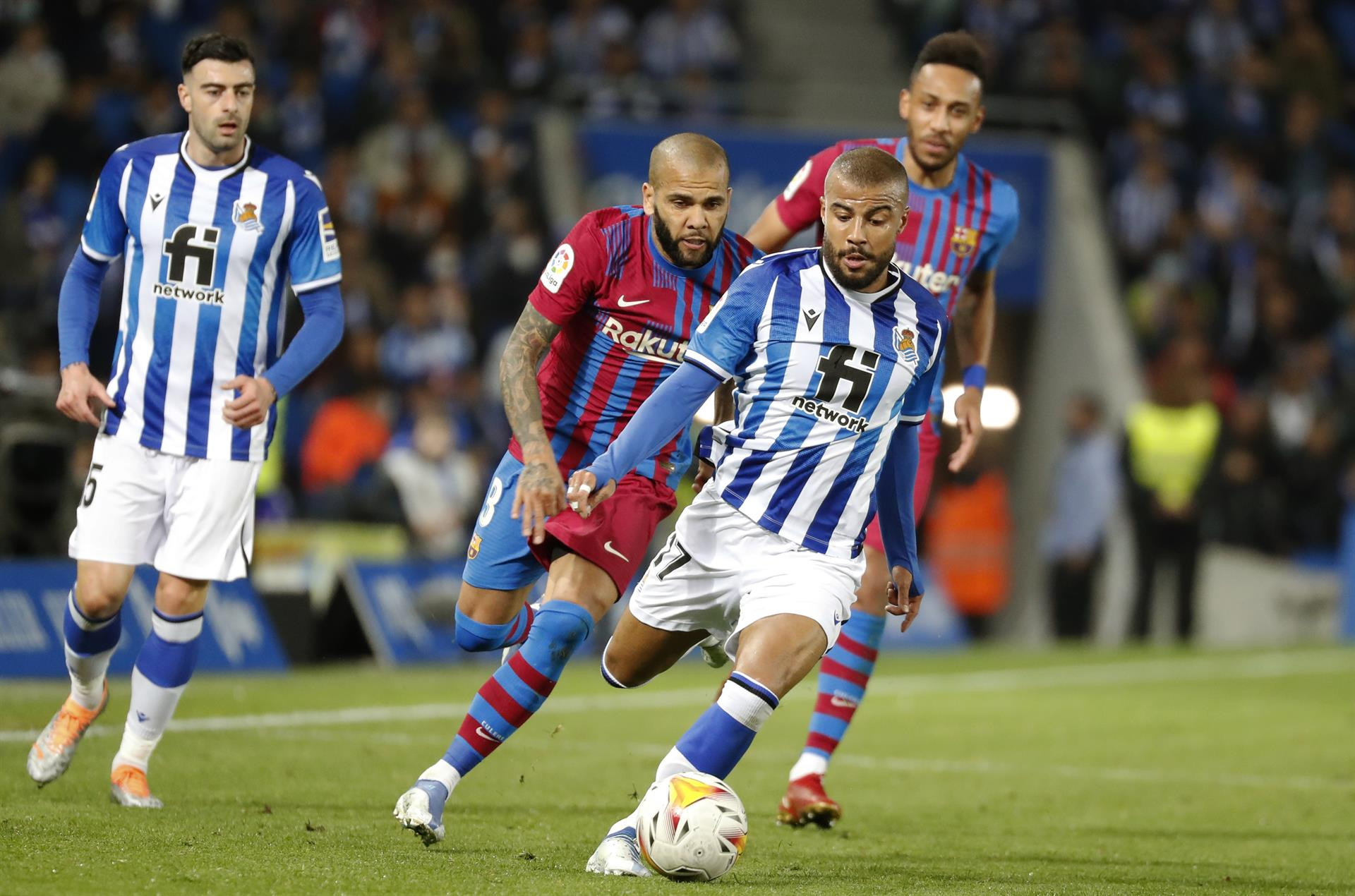 Alves persigue a Rafinha en Anoeta / EFE