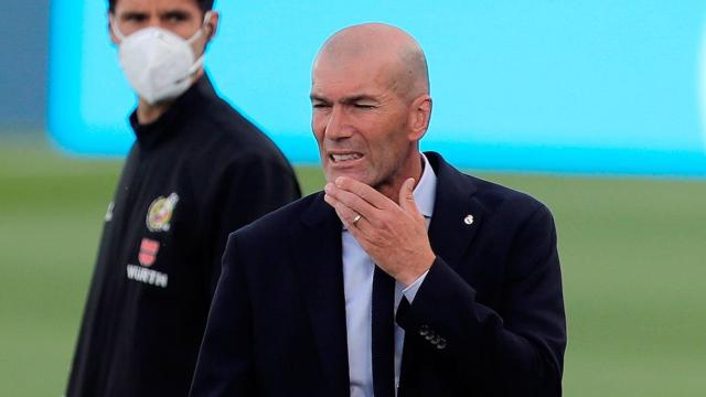 Zidane se lamenta, en el partido con el Eibar | EFE