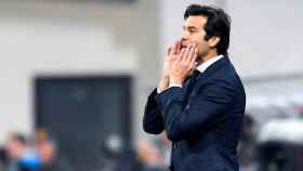 Solari da instrucciones desde el banquillo del Real Madrid / EFE