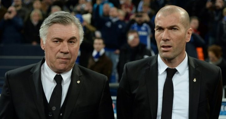 Ancelotti y Zidane en el banquillo del Madrid / EFE