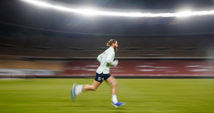 Ramos calentando con la selección / REDES