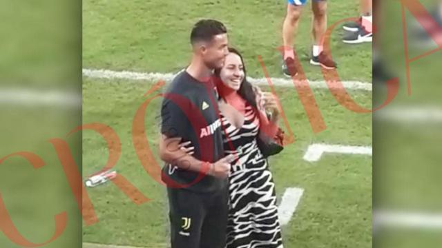 Cristiano Ronaldo, con la joven fan en el Camp Nou / CG