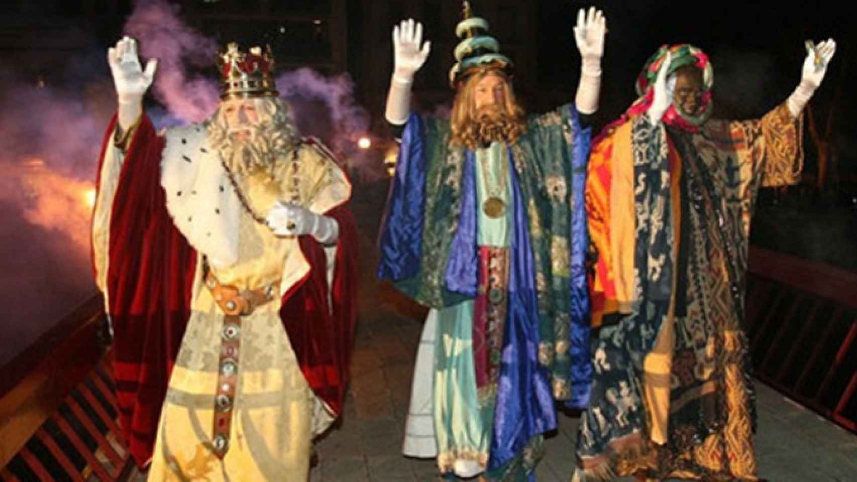 Los Reyes Magos a su llegada a Girona en 2015, con Baltasar --un lugareño pintado de negro-- a la derecha / AJUNTAMENT DE GIRONA