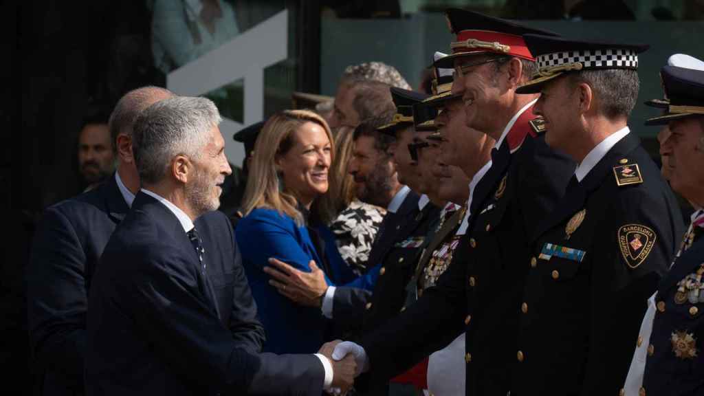 El ministro de Interior, Fernando Grande-Marlaska (i), saluda al comisario jefe de los Mossos d'Esquadra, Josep Maria Estela (d), a su llegada a un acto por el Día de la Policía Nacional en Barcelona / EUROPA PRESS