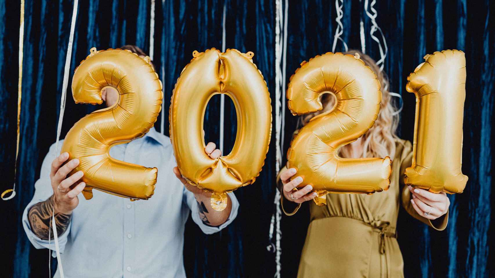 Unos globos con forma de número representan el año 2021 / PEXELS