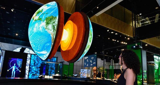 Un globo terráqueo, en el centro de la sala, enlaza las tres secciones de Universo / COSMOCAIXA