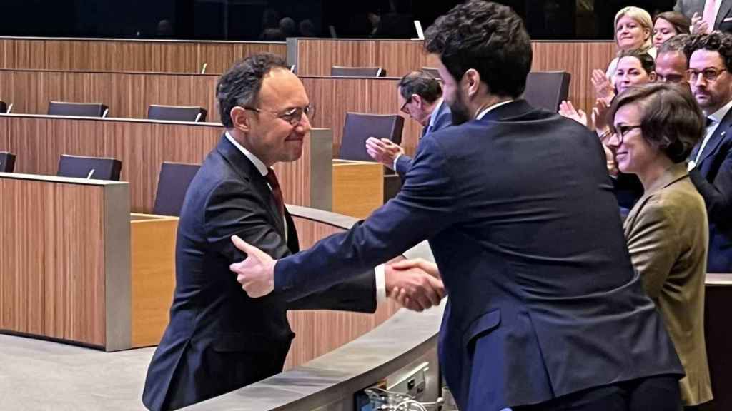 Xavier Espot, felicitado por Cerni Escalé después de ser investido / CONSELL GENERAL