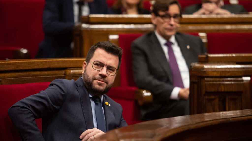 El presidente de la Generalitat, Pere Aragonès (i), y el líder del PSC, Salvador Illa (d), durante la sesión plenaria del debate final de los Presupuestos de 2023, en el Parlament, el 10 de marzo de 2023 / Kike Rincón - EUROPA PRESS