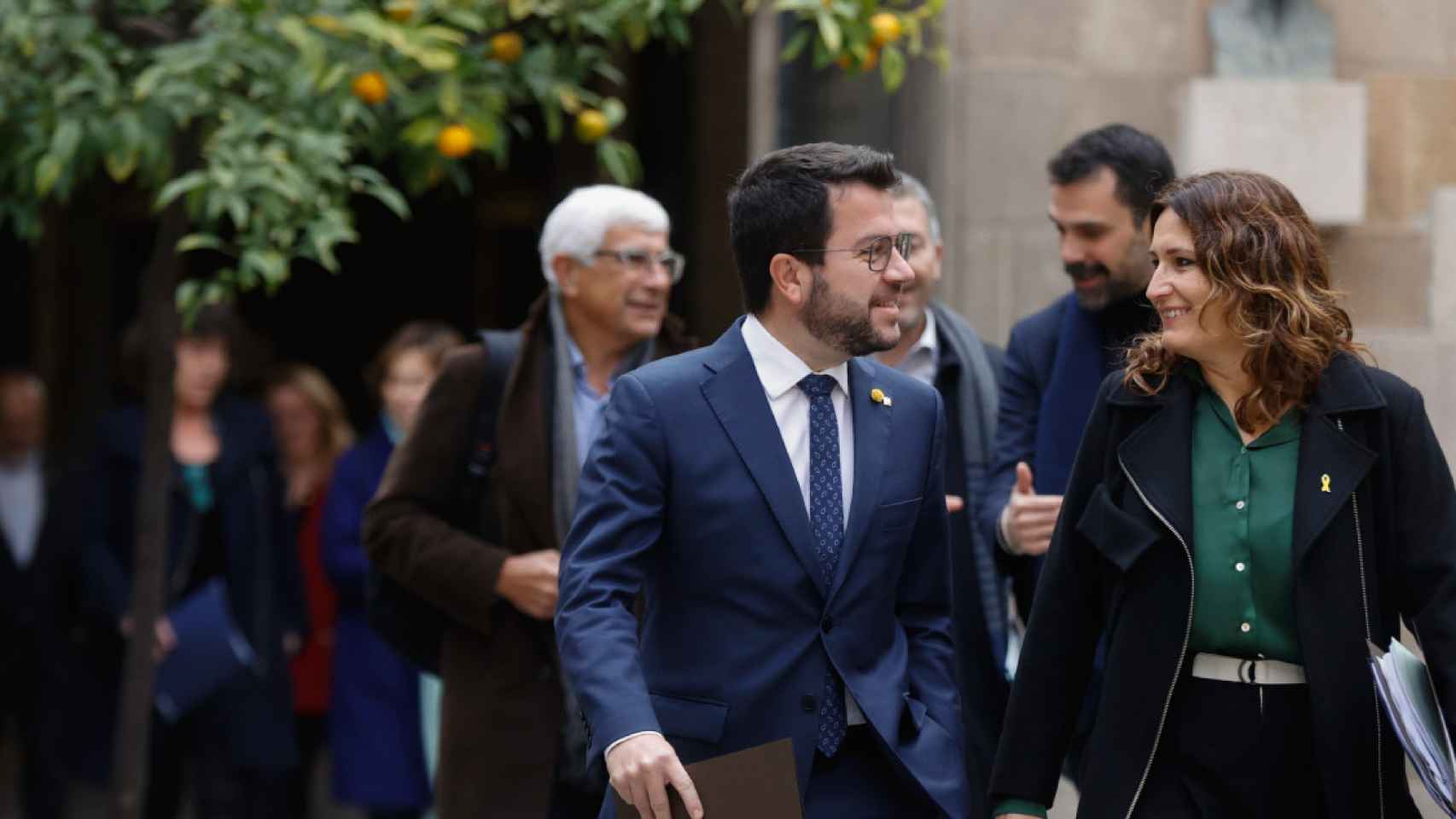 El presidente de la Generaliat, Pere Aragonès (c), y la consellera de la Presidencia, Laura Vilagrà (d) se dirigen a la reunión semanal del Govern, celebrada en Barcelona este martes, Día de la Constitución / EFE/ Toni Albir