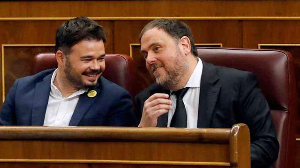 El portavoz de ERC en el Congreso, Gabriel Rufián, junto al presidente de su partido, Oriol Junqueras, condenado por sedición y malversación por el 'procés', y que ahora se verá beneficiado con las rebajas del Código Penal / EFE