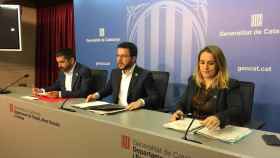 El consejero de Trabajo, Asuntos Sociales y Familias, Chakir el Homrani; el vicepresidente de la Generalitat, Pere Aragonès, y la secretaria de Economía, Natàlia Mas, en rueda de prensa / EUROPA PRESS