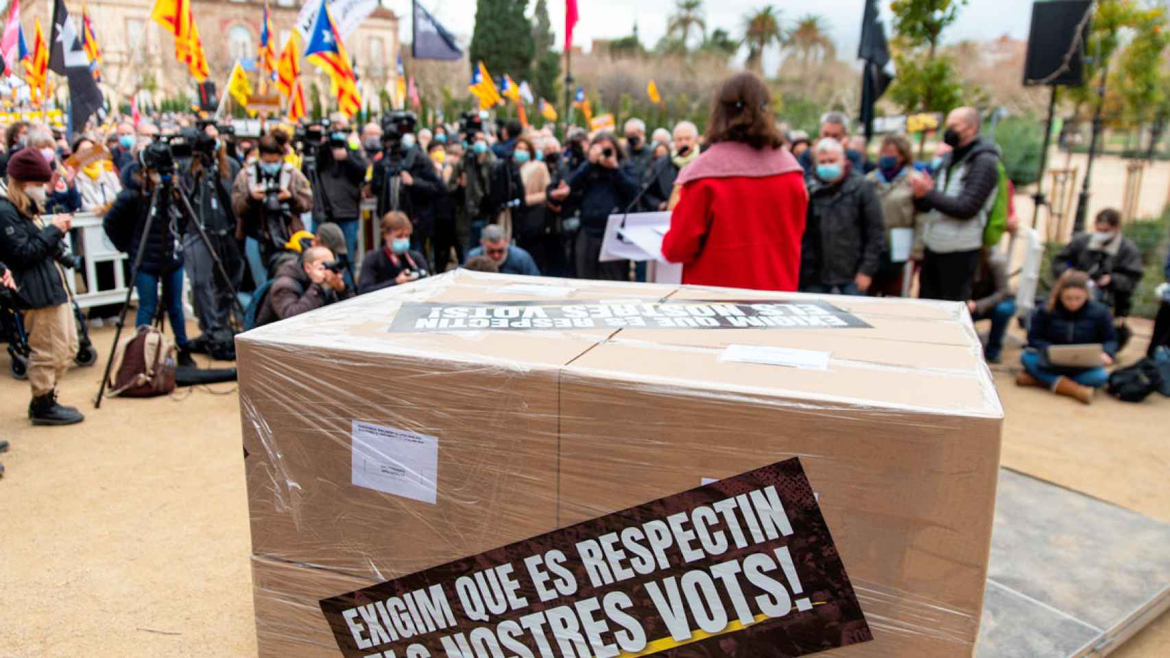 Imagen de una concentración independentista de la ANC ante el Parlament / EP