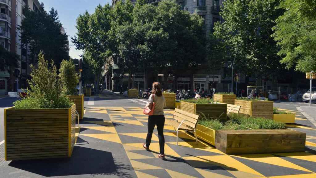 Una persona pasea por una supermanzana en Barcelona. Archivo / AYUNTAMIENTO DE BARCELONA