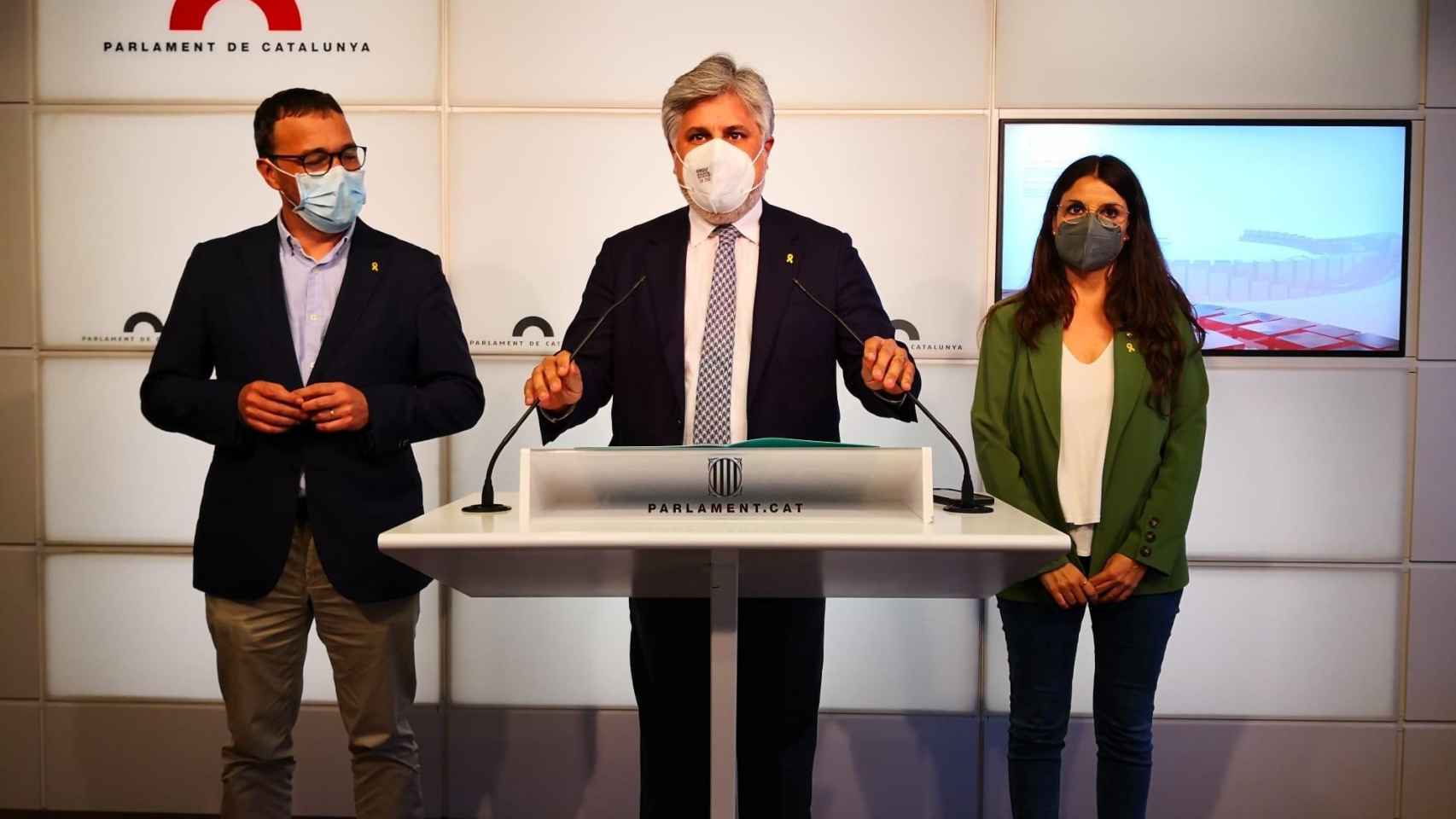 El presidente de JxCat en el Parlament, Albert Batet, junto a la portavoz posconvergente en la Cámara, Mònica Sales, y el adjunto Josep Rius / EUROPA PRESS