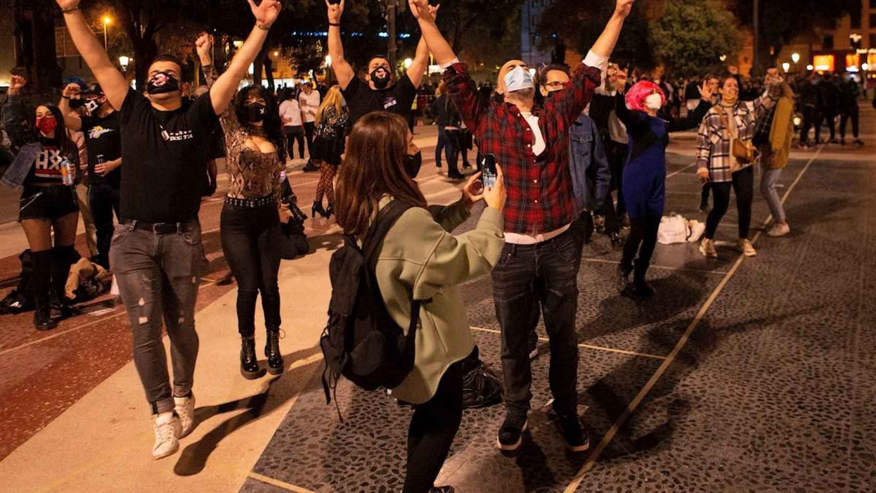 Acto reinvidicativo del ocio nocturno en la Plaza Catalunya, en cuyo interior se dispusieron parcelas para que los grupos de personas asistentes mantuvieran las distancias de seguridad / EFE