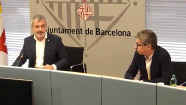 Los concejales Jaume Collboni y Jordi Martí, explicando el fondo Covid del Ayuntamiento de Barcelona