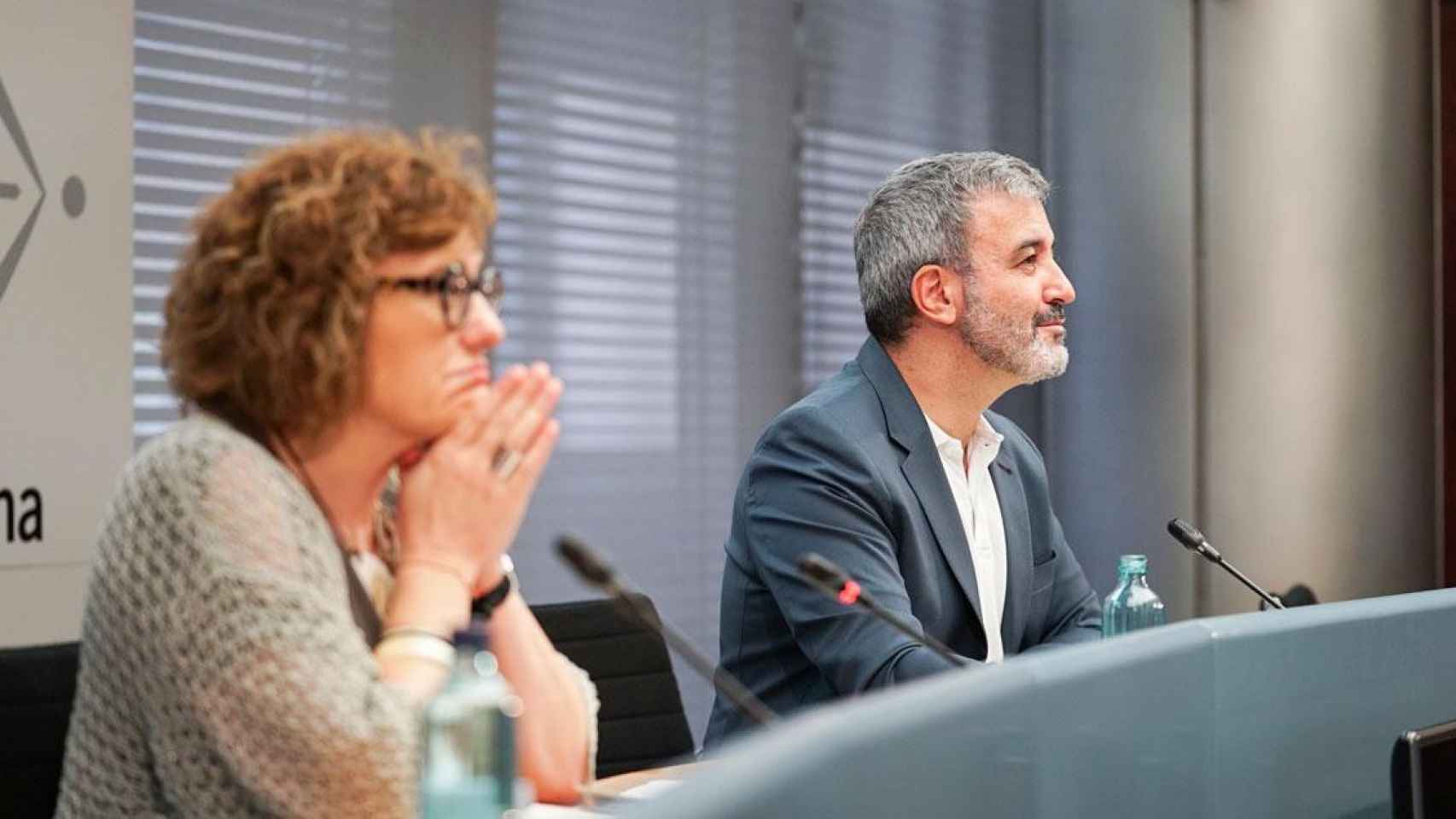 Jaume Collboni (d), primer teniente de alcalde de Barcelona, durante una rueda de prensa / AjBCN