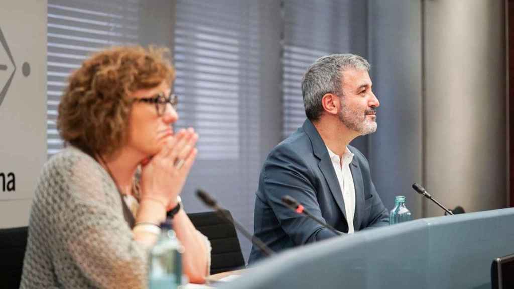 Jaume Collboni (d), primer teniente de alcalde de Barcelona, durante una rueda de prensa / AjBCN