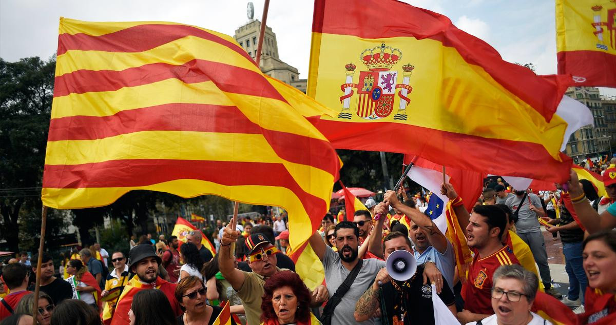 Manifestantes constitucionalistas en Barcelona durante una marcha el 12 de octubre / EFE