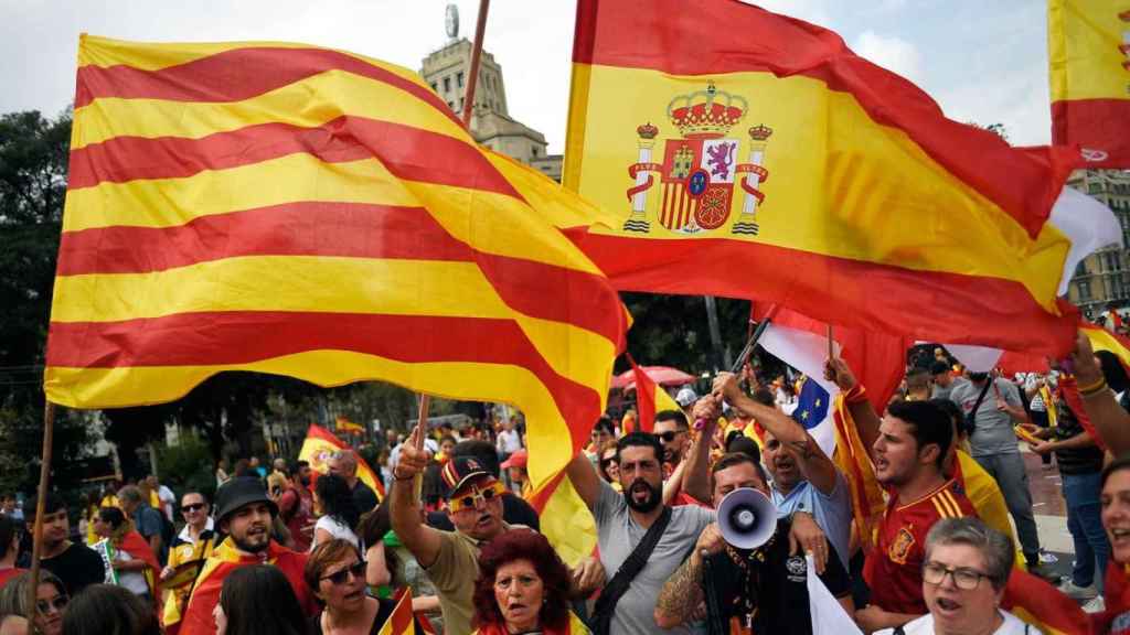 Manifestantes constitucionalistas en Barcelona durante una marcha el 12 de octubre / EFE