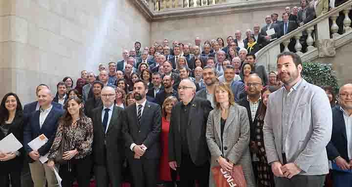 El consejero de Enseñanza Josep Bargalló junto al resto de firmantes del Pacto contra la Segregación en la escuela catalana / CG