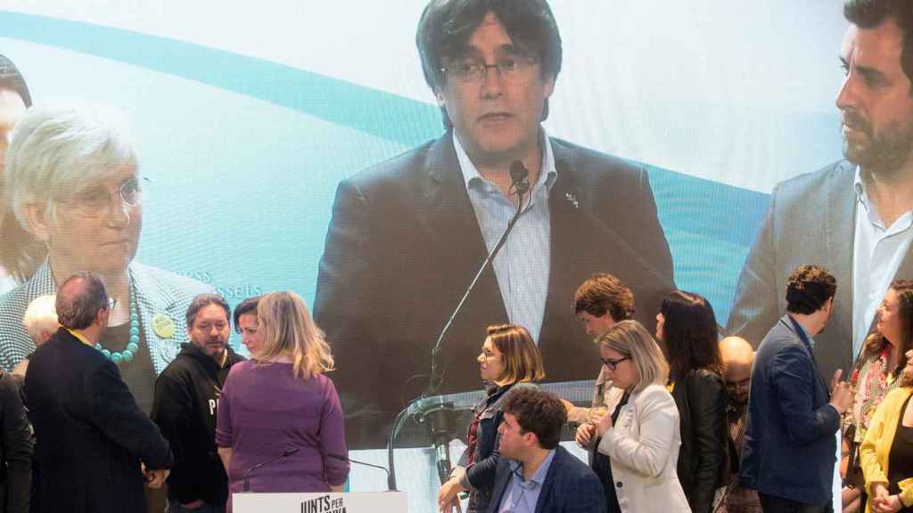 Carles Puigdemont interviene por videoconferencia desde Bruselas en la sede electoral de Junts Per Catalunya (JxCat) / EFE