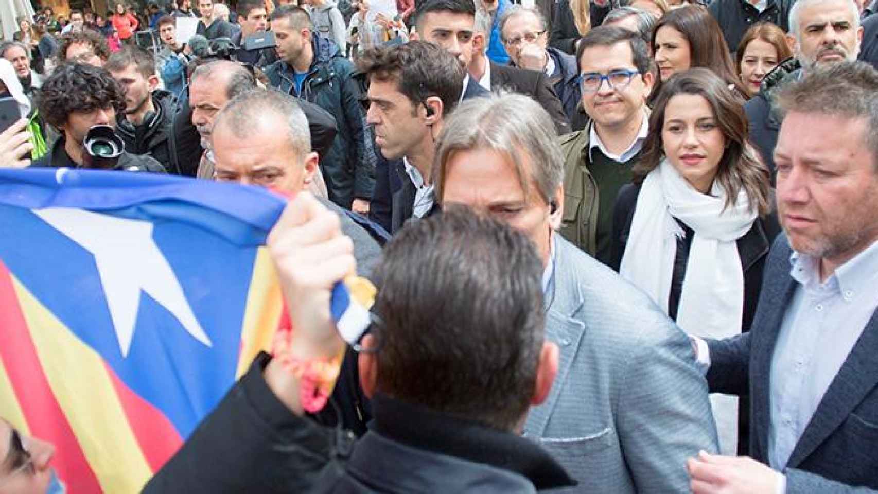 La número uno de Ciudadanos al Congreso por Barcelona, Inés Arrimadas (d), víctima de uno de los escraches en Vic / EFE