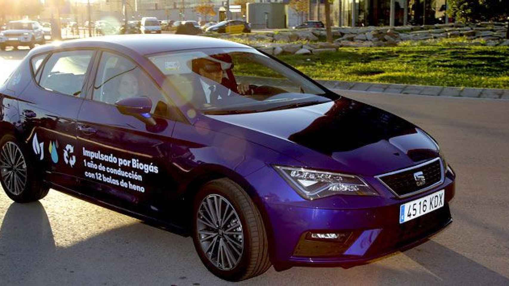 La alcaldesa de Barcelona, Ada Colau, llega a la Smart City Expo World Congress en un coche conducido por el presidente de Seat, Luca de Meo / SEAT