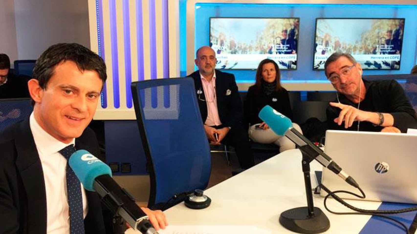 Manuel Valls (i), candidato de Barcelona Capital Europea a las municipales, con el periodista Carlos Herrera (c) / COPE