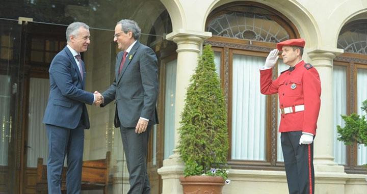 El presidente de la Generalitat de Cataluña, Quim Torra, con el lehendakari, Iñigo Urkullu, en el palacio Ajuria Enea de Vitoria / EFE